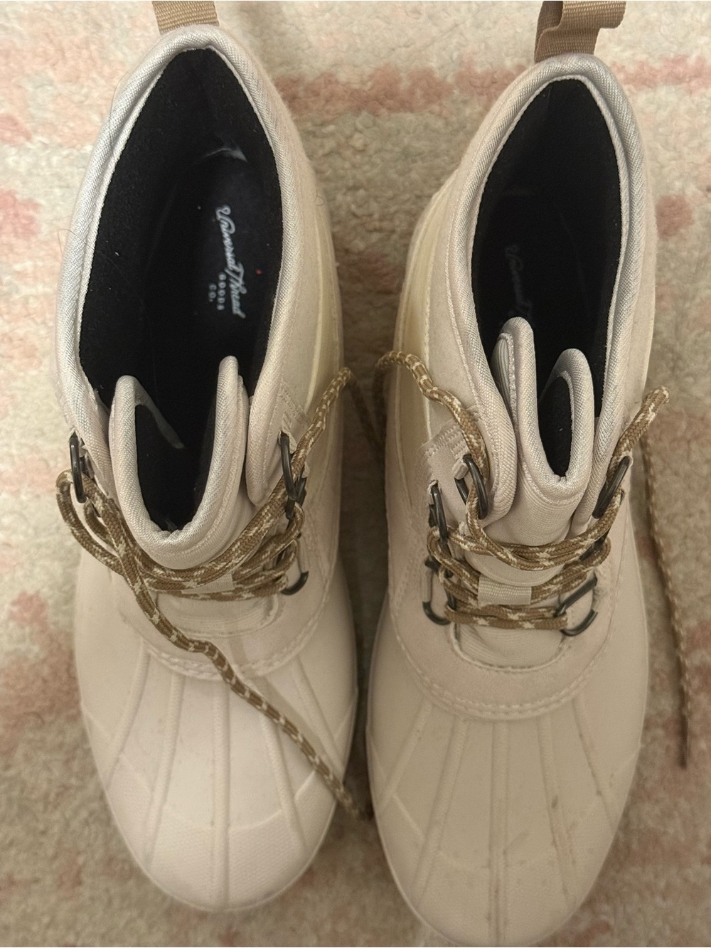 Universal Threads Women’s White Snow Boots